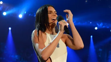 Kendall Jenner stuffs up presenting an award in 2014