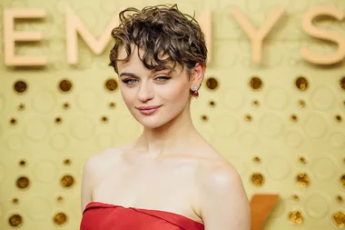 WATCH: Joey King completely stack it in her Emmy’s gown