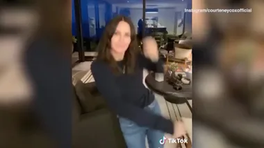 Courteney Cox dances while in quarantine amid Coronavirus