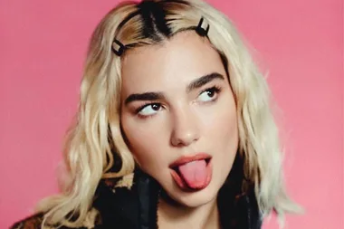 Dua Lipa’s dark brown hair is back and we kinda forgot how great it is