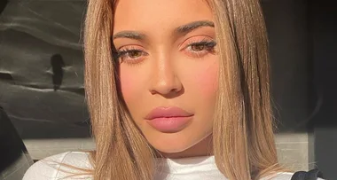 Kylie Jenner shows off her new 90s chunky highlights