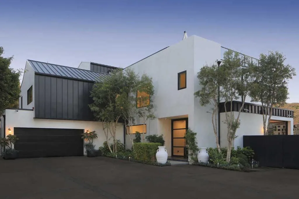 Pictures of Demi Lovato's LA home, which sold for a whooping $12m AUD. Images courtesy of redfin.com