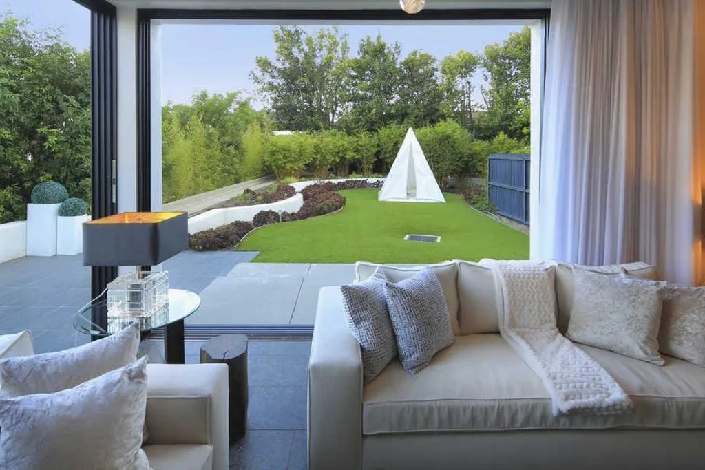 Pictures of Demi Lovato's LA home, which sold for a whooping $12m AUD. Images courtesy of redfin.com