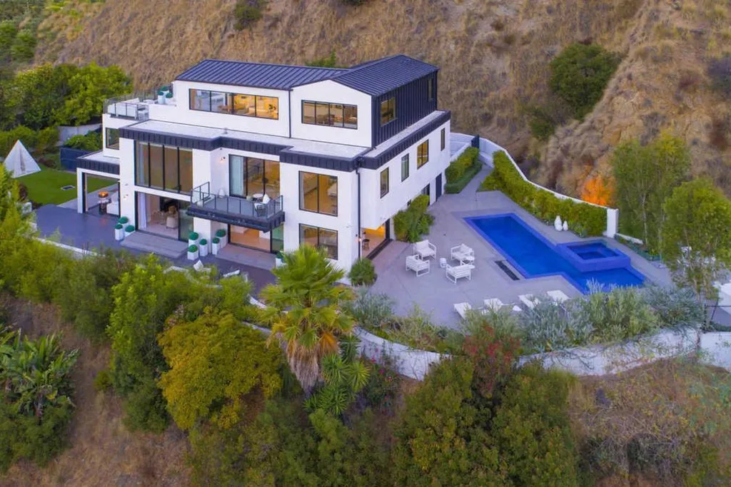 Pictures of Demi Lovato's LA home, which sold for a whooping $12m AUD. Images courtesy of redfin.com