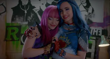 Dove Cameron and Sofia Carson just gatecrashed a high school theatre club’s ‘Descendants’ zoom call