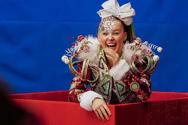 JoJo Siwa Reveals First Pics Of Her And Her Girlfriend Kylie