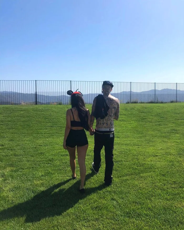 kourtney-travis-holding-hands