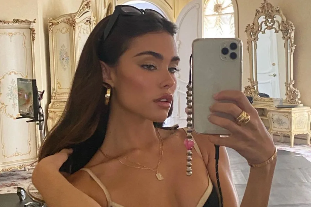 madison-beer-selfie