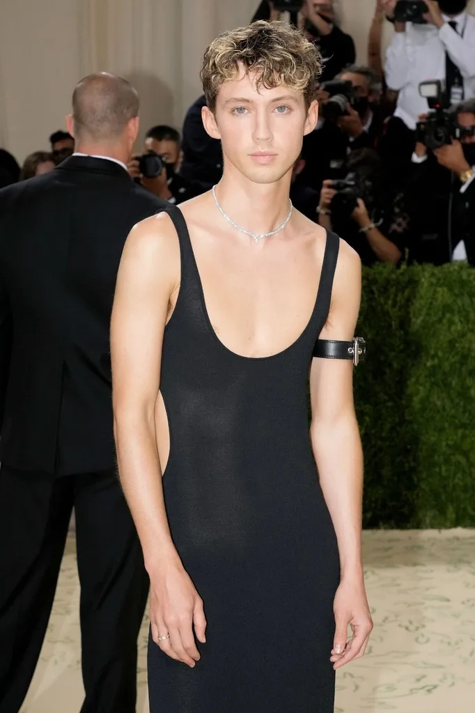 troye-sivan-met-gala-2021