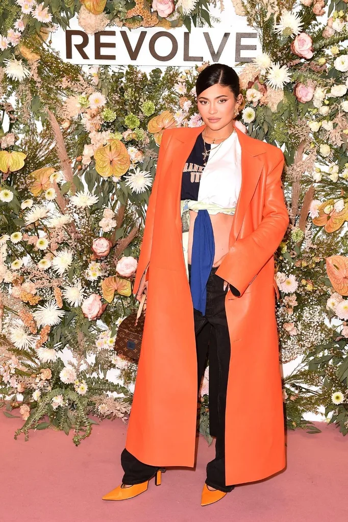 kylie-jenner-orange-coat-maternity
