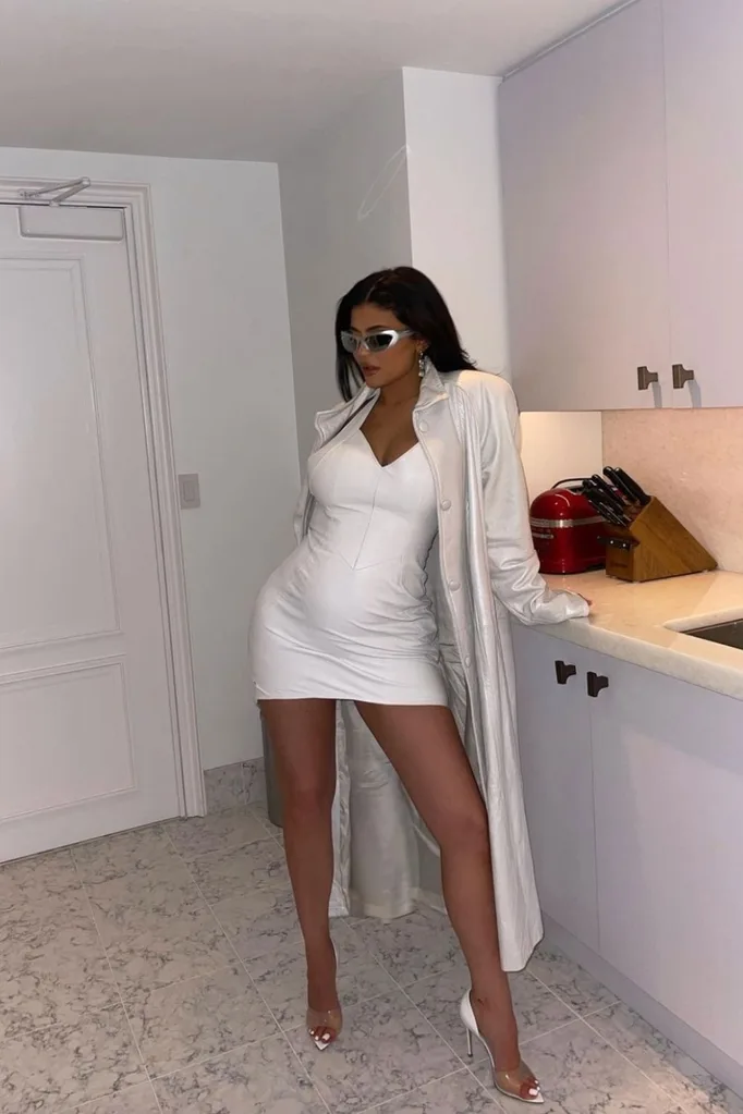 kylie-jenner-white-maternity-dress