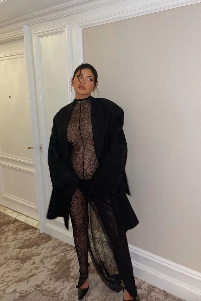 kylie-jenner-black-maternity-look