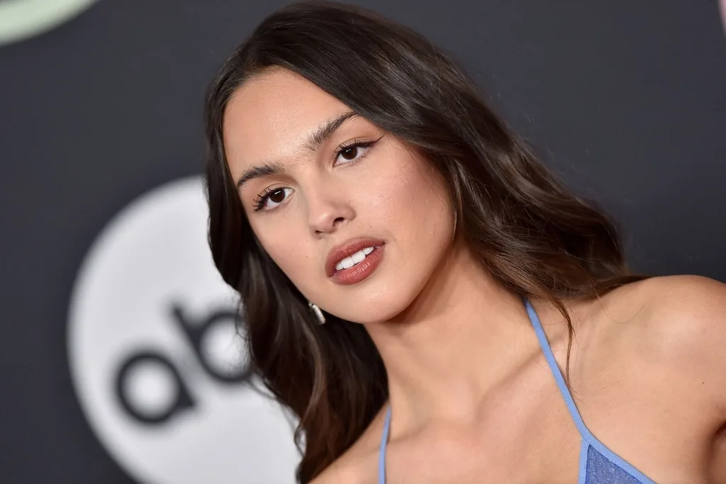 olivia-rodrigo-amas-2021