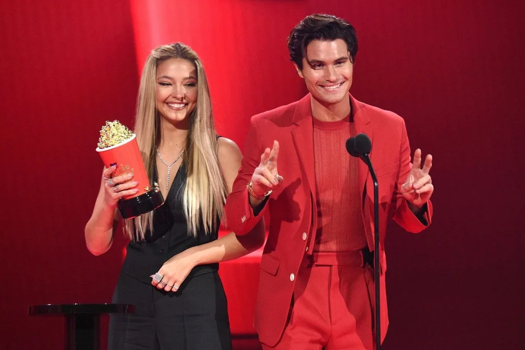outerbanks-madelyn-cline-chase-stokes-mtv-awards