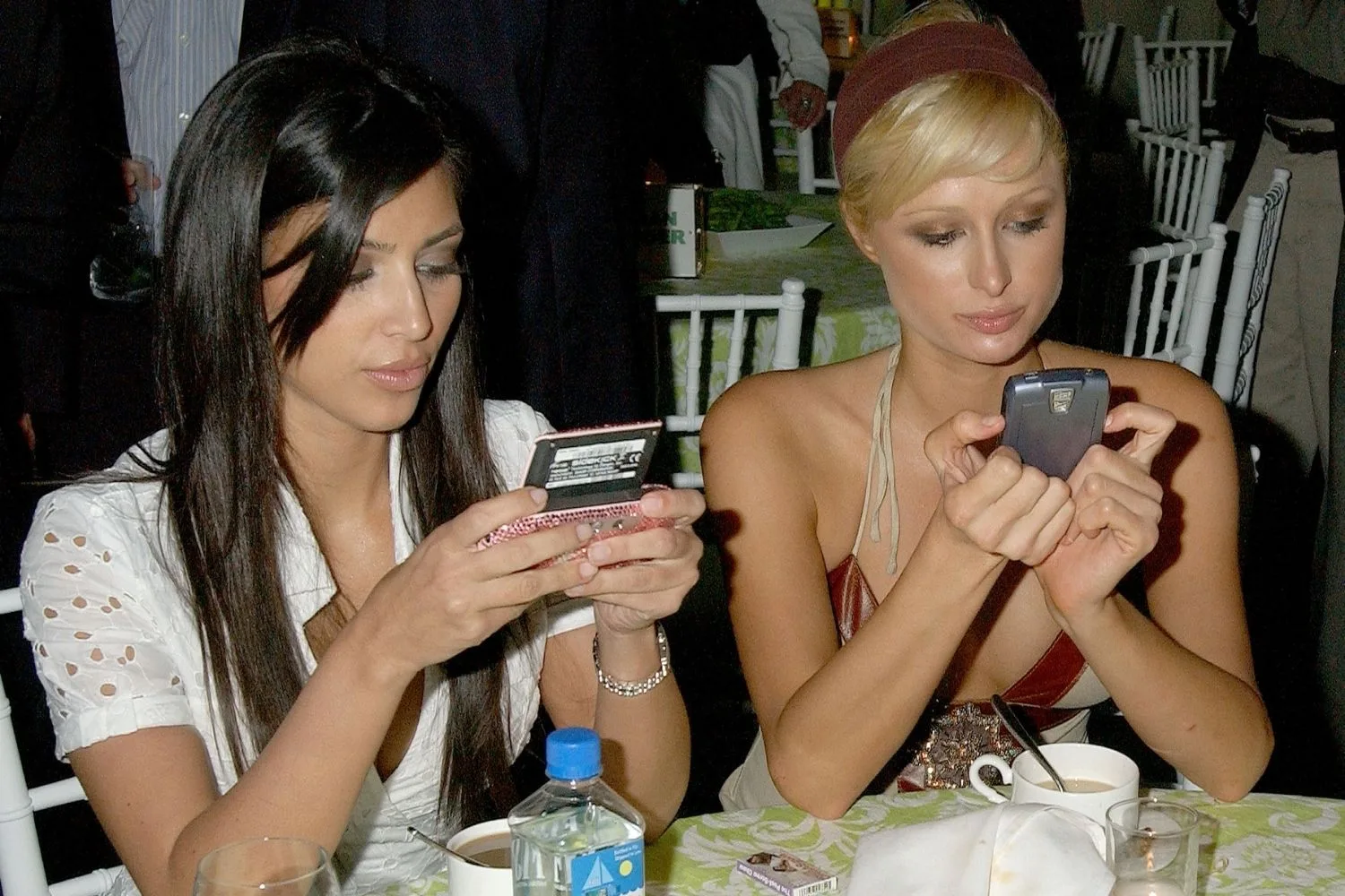kim-kardashian-paris-hilton-texting