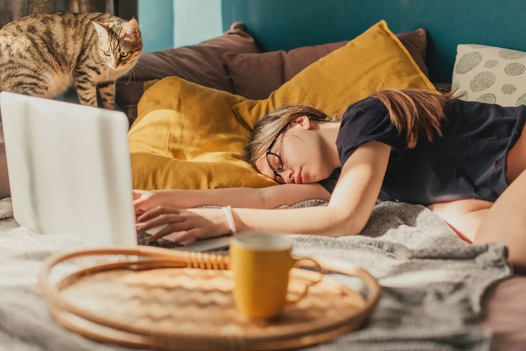 girl-asleep-with-laptop