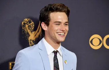 OMG ’13 Reason Why’s Justin Foley AKA Brandon Flynn Looked SO HOT At The Emmy’s