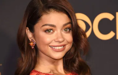 Sarah Hyland Had A Wardrobe Malfunction At The Emmy Awards