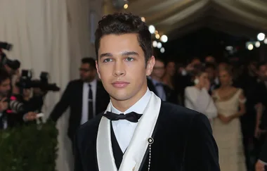 You Have To See A Pigeon Fly Into Austin Mahone’s Mouth During A Photoshoot