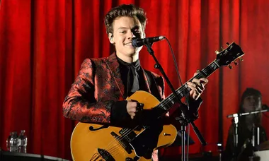ALERT: Harry Styles Just Appeared On Stage With A Brand New Hairdo
