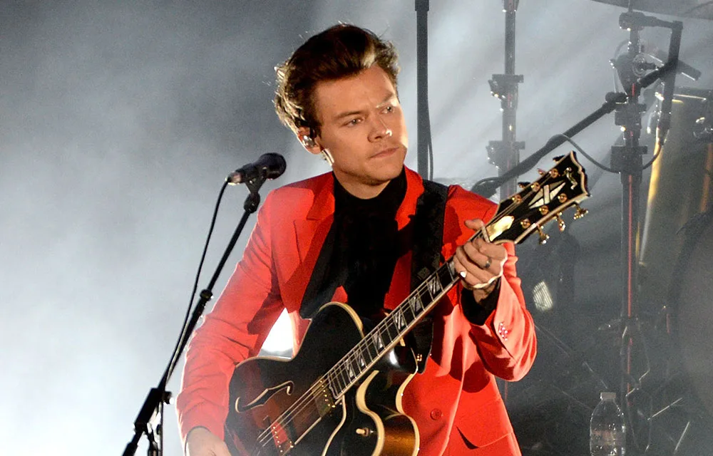 Video Shows Harry Styles’ Being Sexually Harassed During His Show And Fans Are RAGING