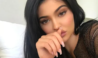 Kylie Jenner’s Necklace Holds A ~Secret~ Message That Low-Key Confirms Her Pregnancy