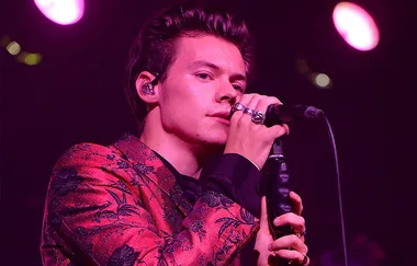 Harry Styles Slips On A Kiwi Fruit On Stage While Performing “Kiwi” And It’s All Too Much
