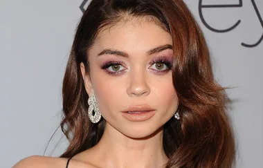 Sarah Hyland’s Golden Globes Elevator Video Angers Basically Everyone