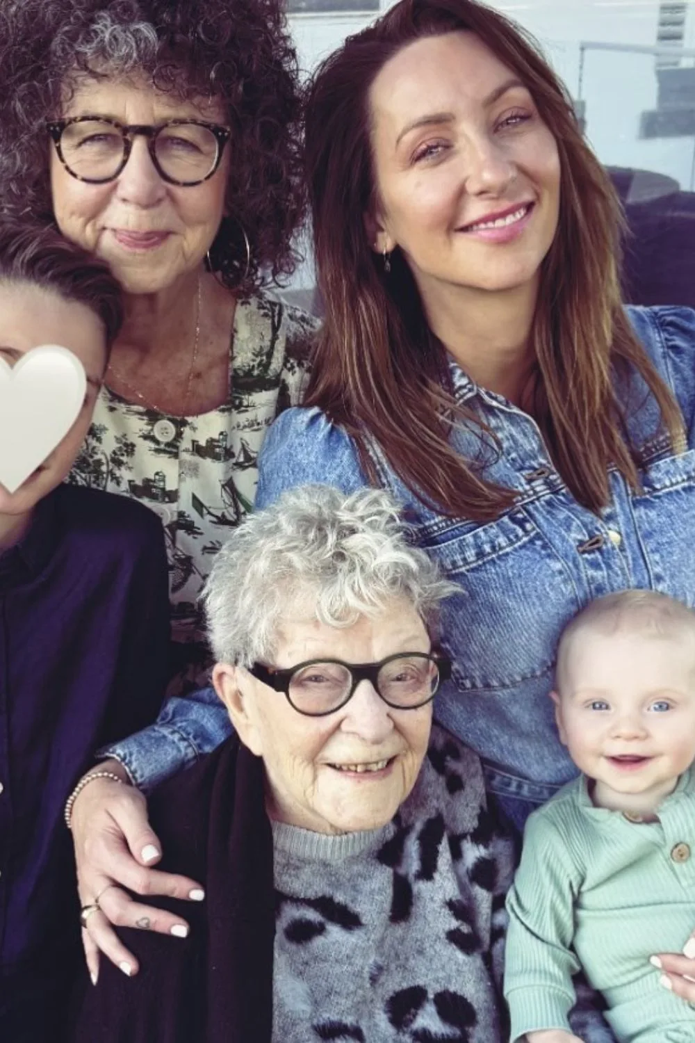 isabelle siblery with her two kids, mother, and grandmother