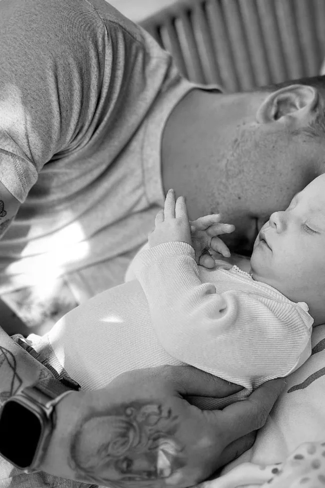 isabelle silbery's husband alex with their daughter