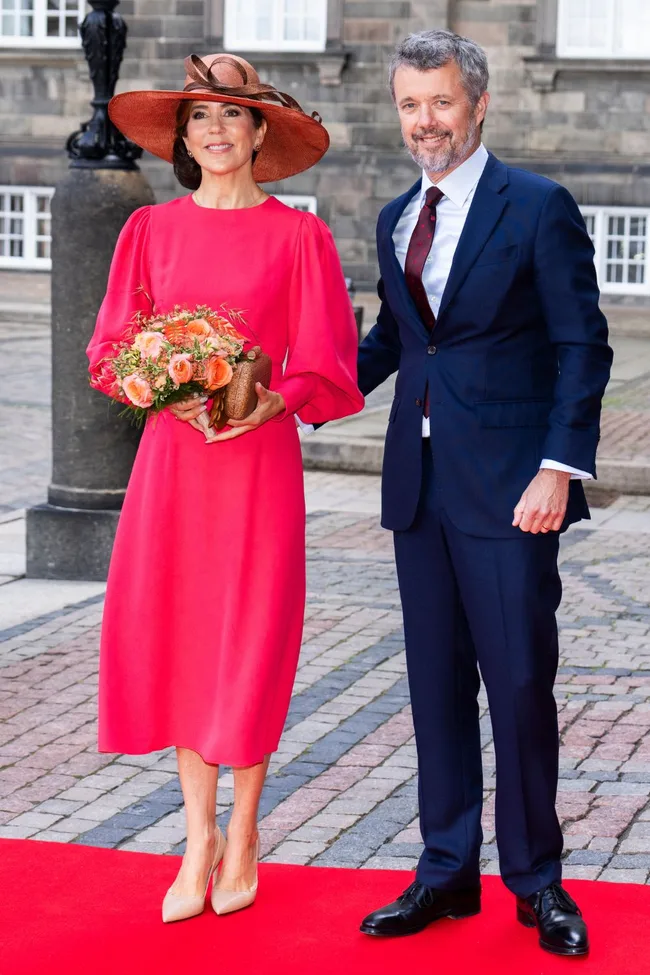 queen mary pink dress