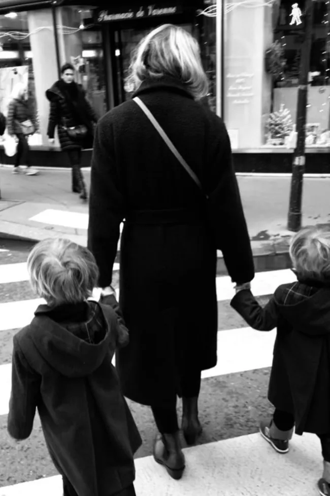 melissa george holding the bands of both her sons and walking in the street