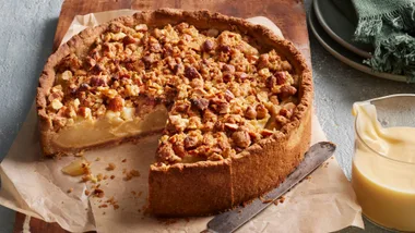 Apple Crumble Gingerbread Pie