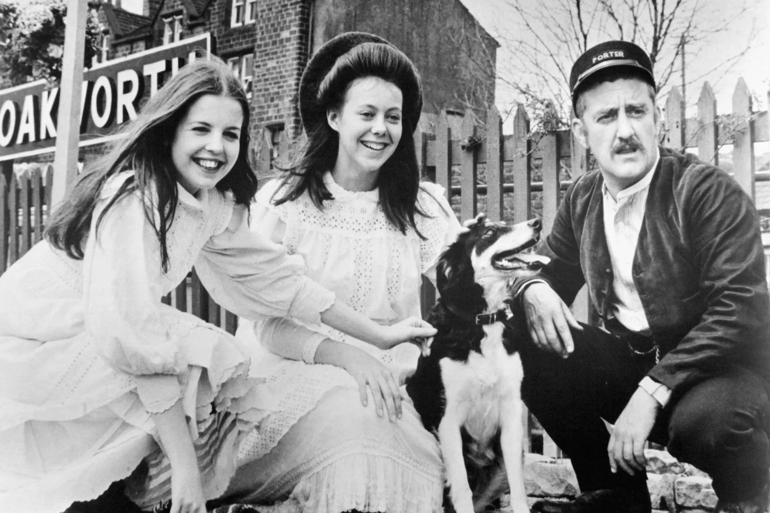 Sally Thomsett and Jenny Agutter meet Bernard Cribbins in a scene from the film 'The Railway Children', 1970