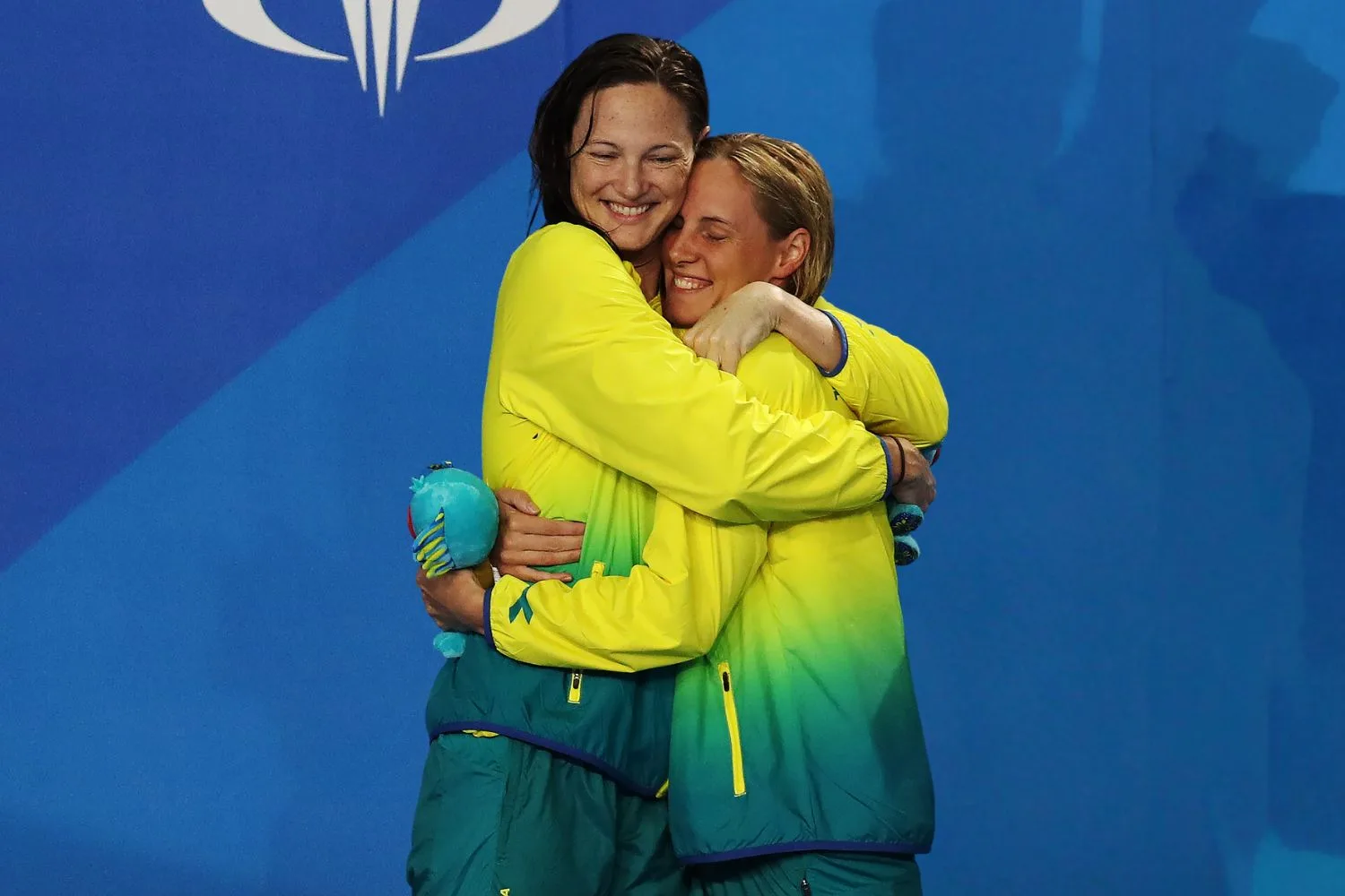 siblings cate and bronte campbell embrace at the commonwealth games