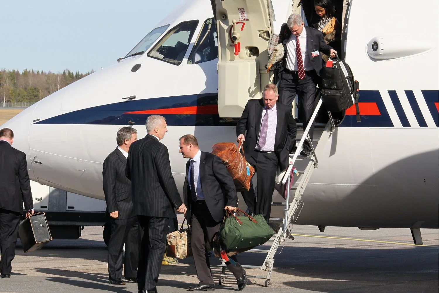 People coming out of the plane