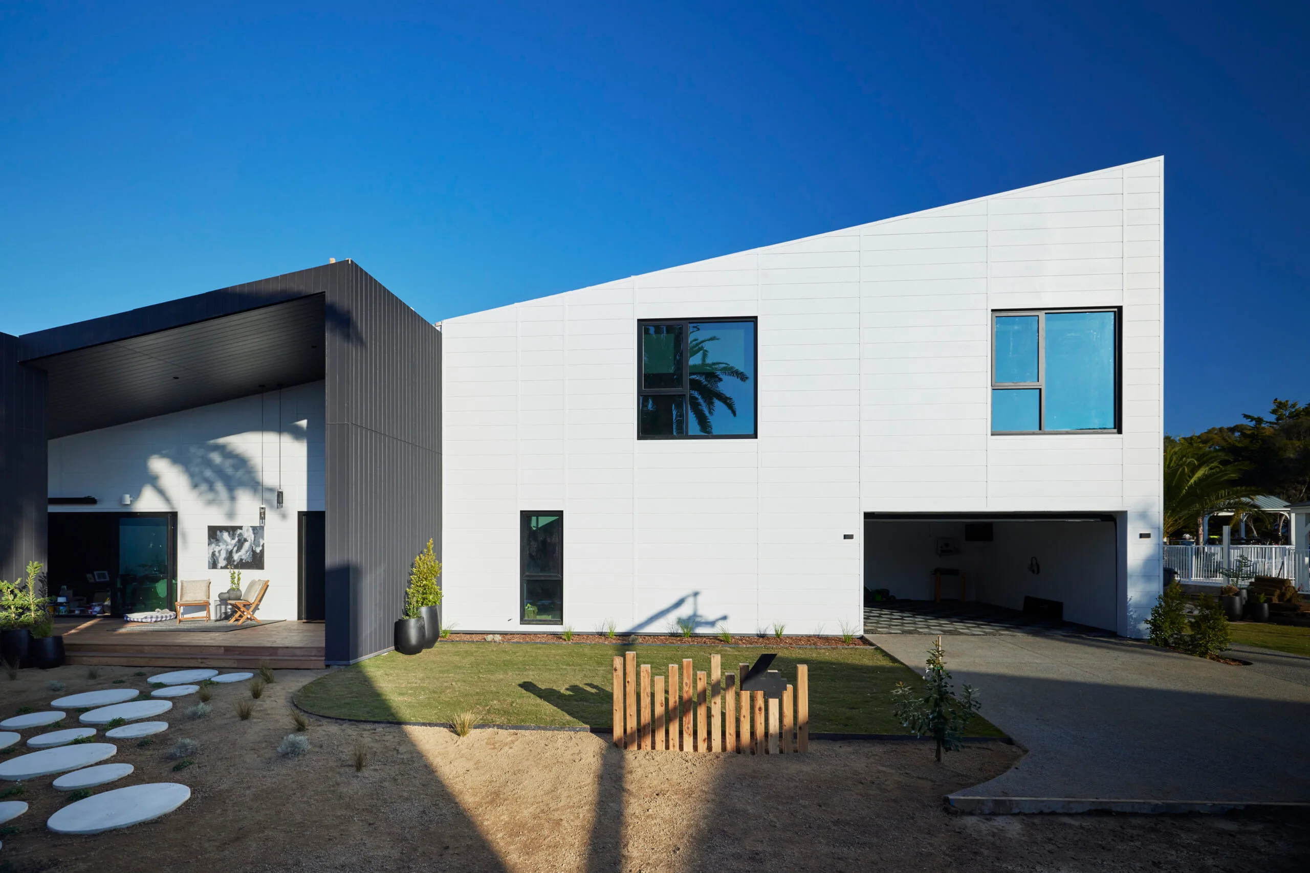 The room in block 2024 reveals the front yard and the facade of week 12, Kylie and Brad.