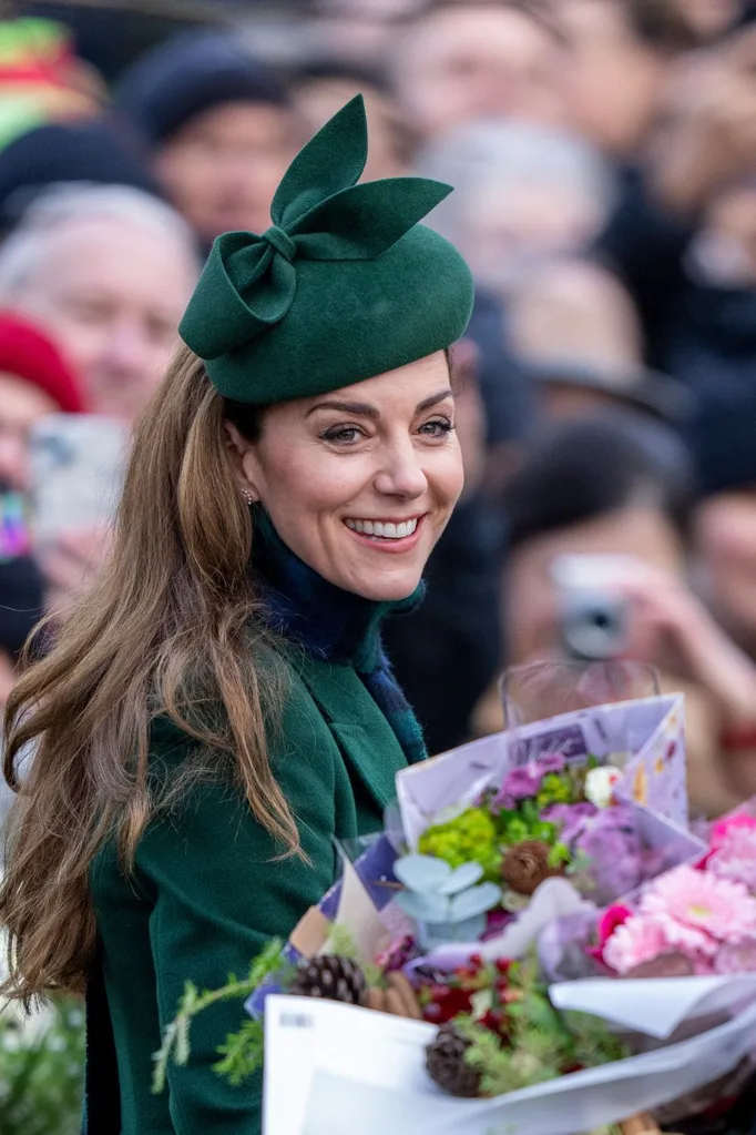 kate middleton holding flowers
