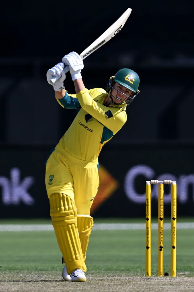 phoebe litchfield playing cricket