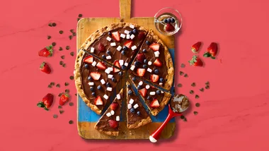 berry choc-chip cookie pizza