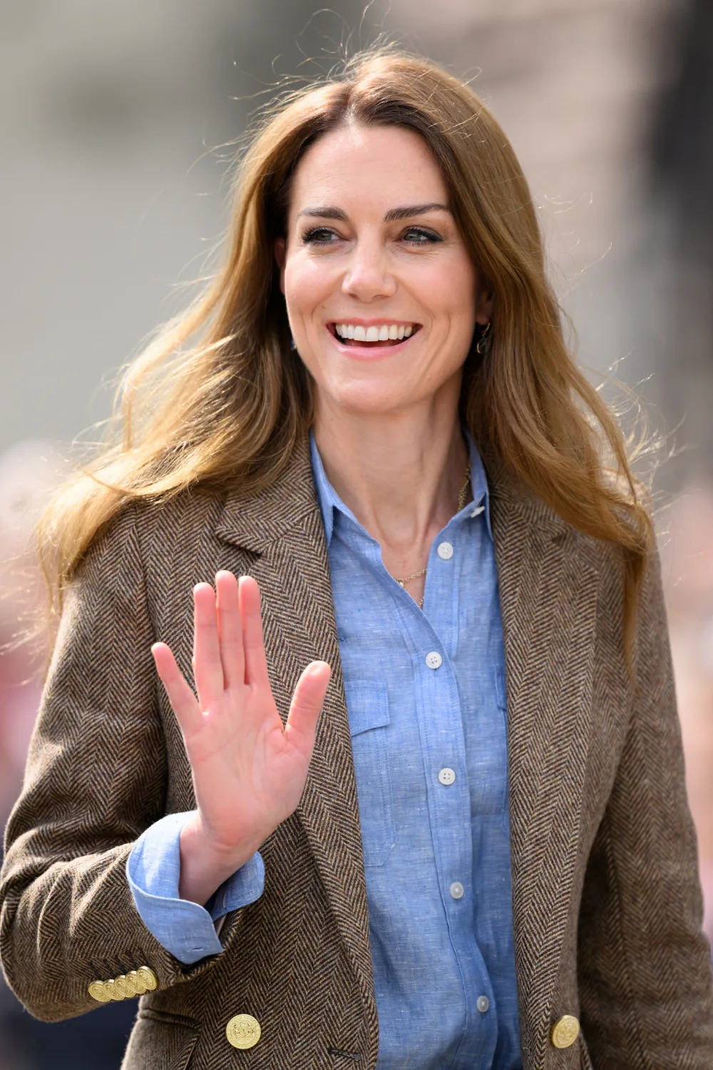 kate middleton smiling and waving 