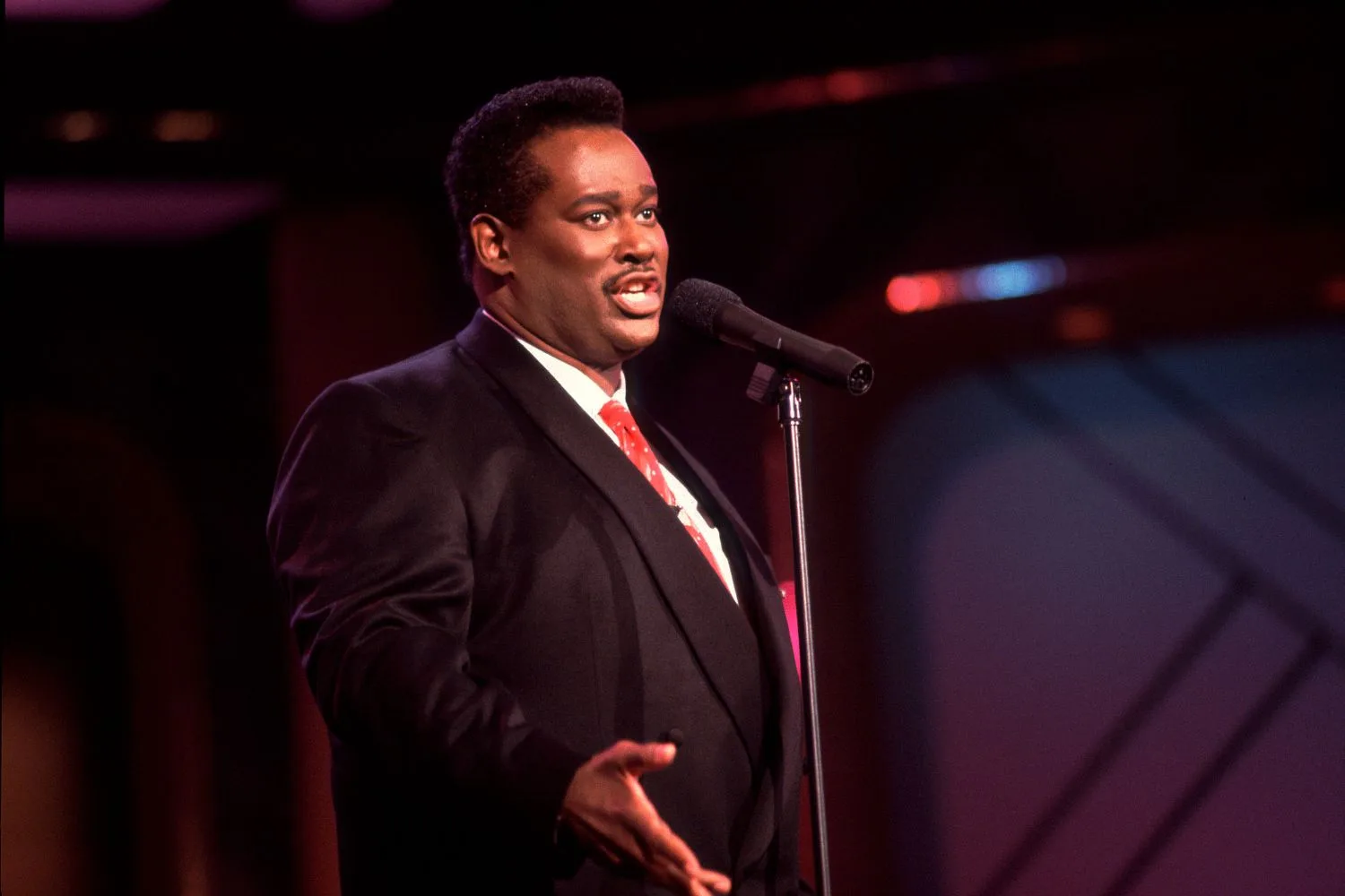 Luther Vandross performs on stage at the Oprah Winfrey Show