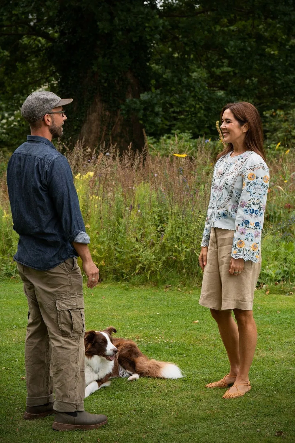 Queen Mary chats to Søren Vester with her beloved dog by her feet.