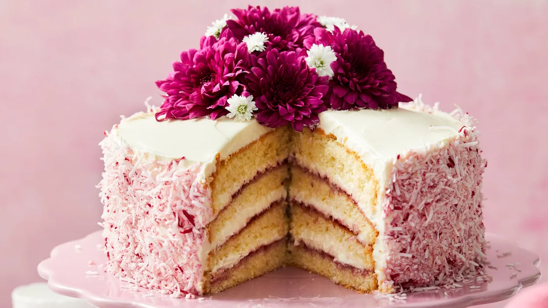 This Raspberry and Cream Sponge Cake is a real showstopper | New Idea