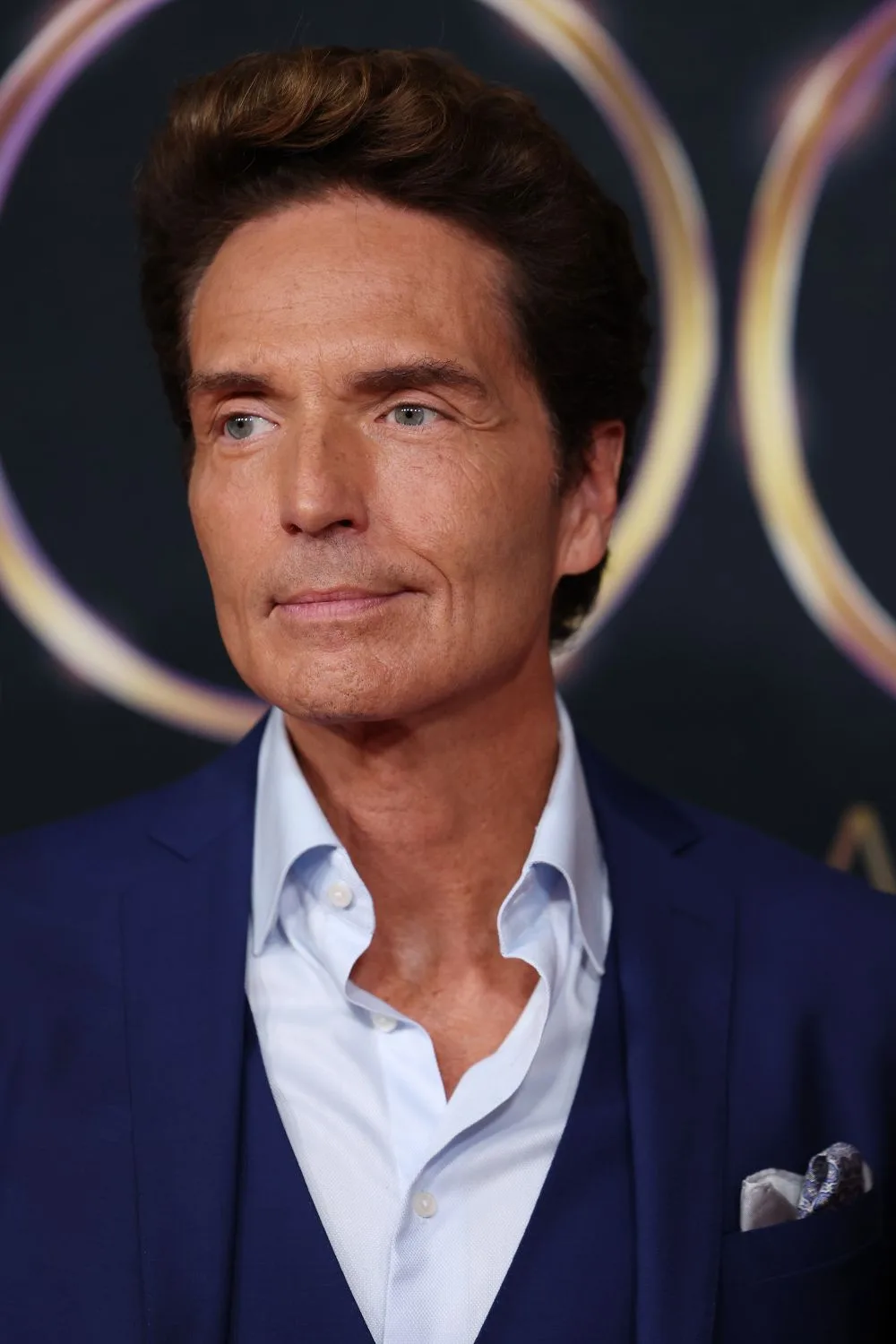 Richard Marx on the red carpet in a blue shirt and suit jacket