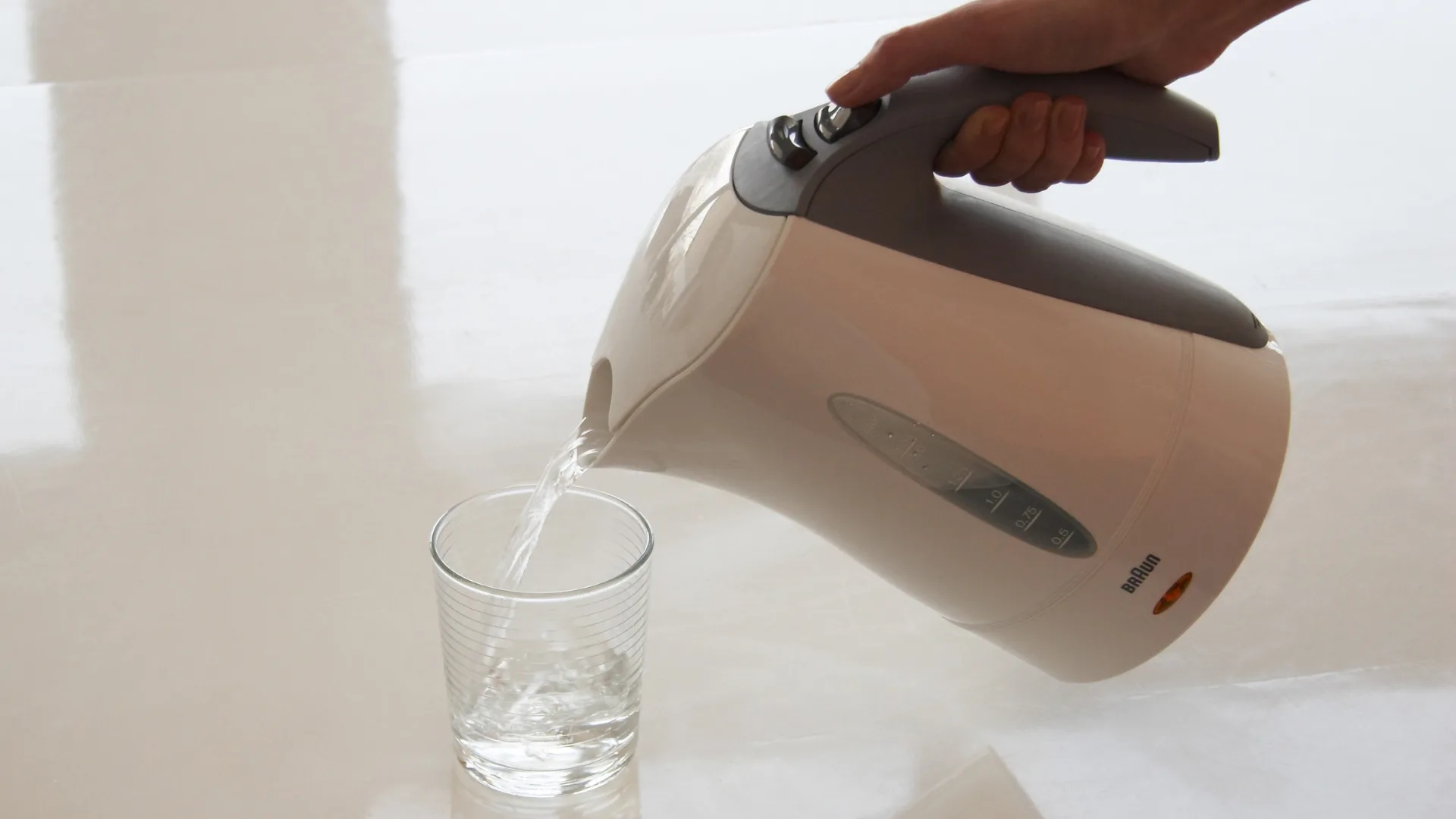 How to clean a kettle