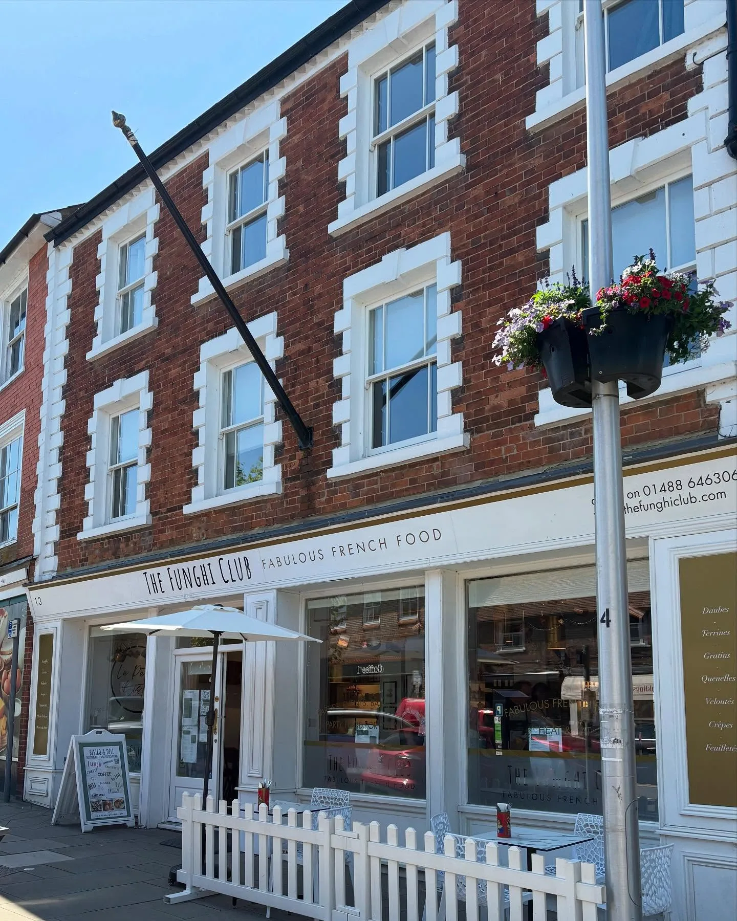 Le Funghi Club in Hungerford 