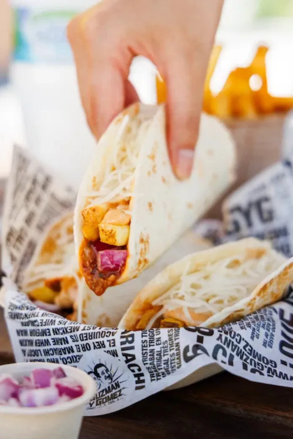 Cheeseburger Cali Taco Guzman y Gomez 