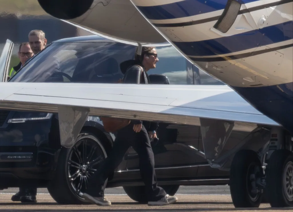 Keith Urban getting off plane 2026