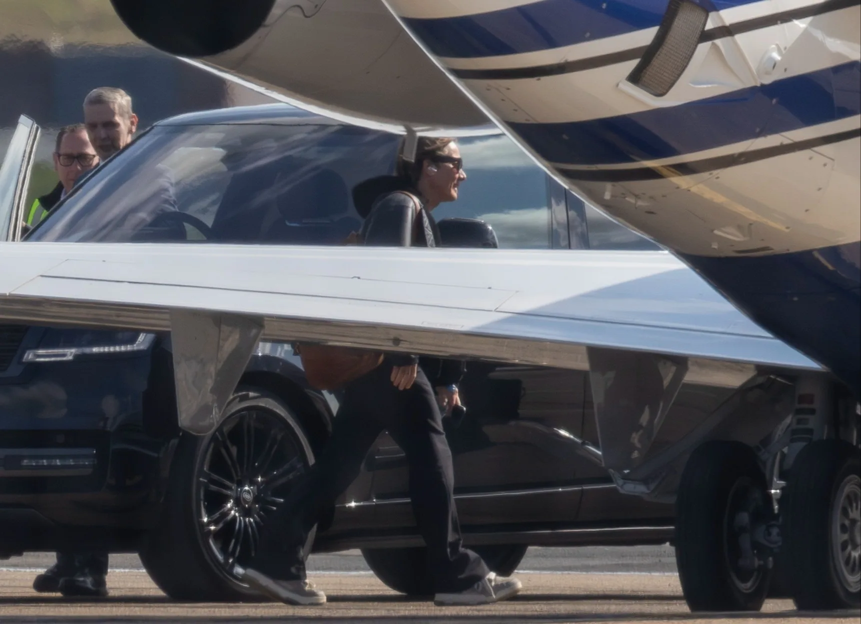 Keith Urban getting off plane 2026